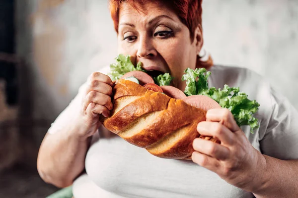 Dicke Frau Isst Sandwich Ungesunder Lebensstil Und Fettleibigkeitskonzept — Stockfoto