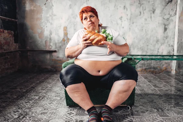 Dikke Vrouw Leunstoel Eten Sandwich Ongezonde Levensstijl Obesitas Concept — Stockfoto