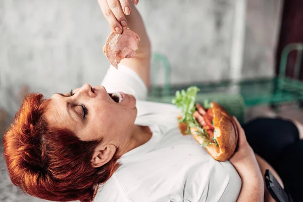 Mujer Gorda Comiendo Sándwich Estilo Vida Poco Saludable Concepto Obesidad —  Fotos de Stock