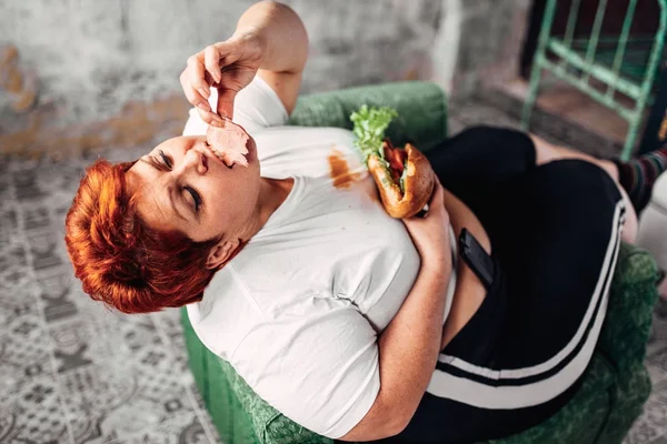 Dicke Frau Sitzt Sessel Und Isst Sandwich Ungesunder Lebensstil Und — Stockfoto