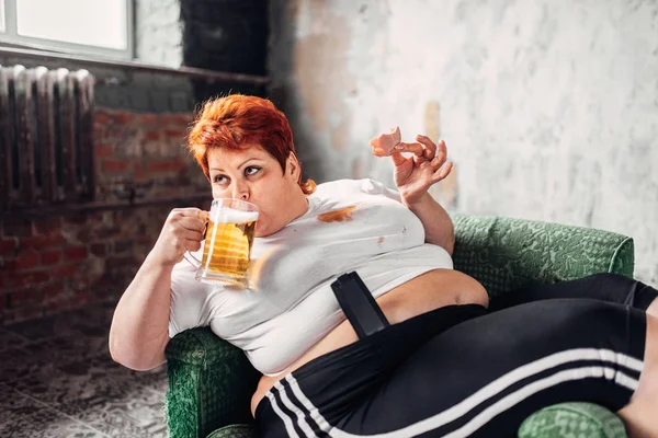 Dikke Vrouw Broodje Eten Het Drinken Van Bier Ongezonde Levensstijl — Stockfoto