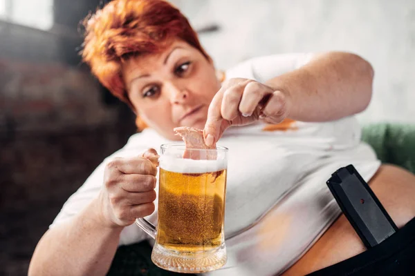 Mujer Gorda Comiendo Sándwich Bebiendo Cerveza Estilo Vida Poco Saludable — Foto de Stock