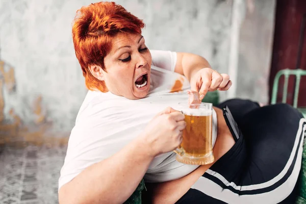 太った女性サンドイッチを食べて ビールを飲み 不健康な生活習慣 肥満の概念 — ストック写真