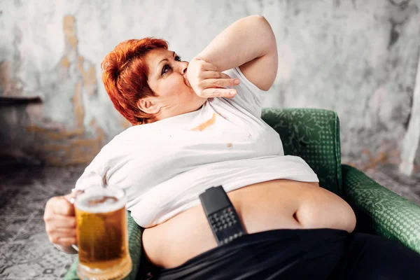 Donna Sovrappeso Seduta Poltrona Guardando Bevendo Birra Bulimica Obesità Concetto — Foto Stock