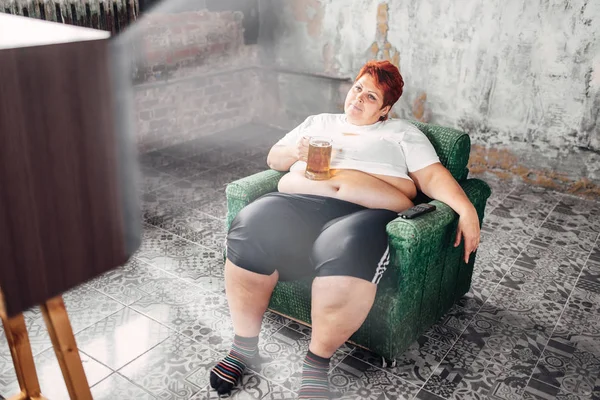 Kobieta Siedzi Fotel Picia Piwa Bulimią Otyłość Niezdrowy Styl Życia — Zdjęcie stockowe