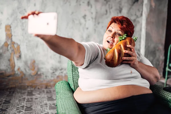 Dikke Vrouw Eten Sandwich Nemen Selfie Ongezonde Levensstijl Obesitas Concept — Stockfoto