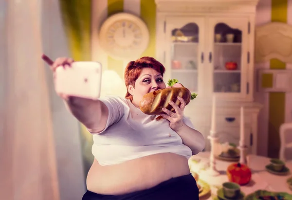 Dikke Vrouw Eten Sandwich Nemen Selfie Ongezonde Levensstijl Obesitas Concept — Stockfoto