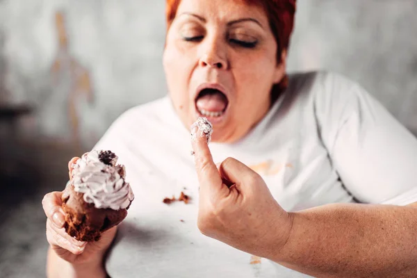 Wanita Kelebihan Berat Badan Duduk Kursi Dan Makan Kue Mangkuk — Stok Foto