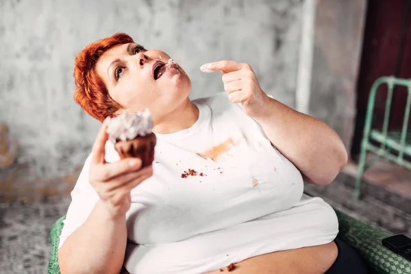 Übergewichtige Frau Sitzt Sessel Und Isst Süße Cupcake Faulheit Fettleibigkeit — Stockfoto