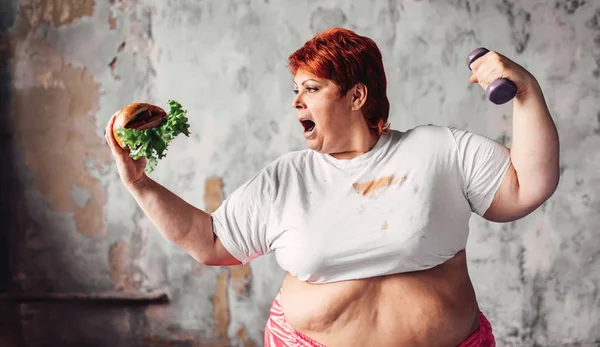 Mujer Con Sobrepeso Con Mancuerna Sándwich Las Manos Lucha Contra — Foto de Stock