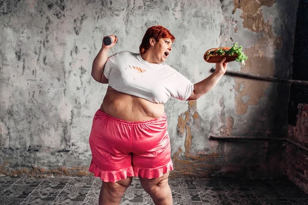 Жінка Надмірною Вагою Гантелі Сендвічем Руках Боротьба Концепцією Ожиріння Проблема — стокове фото