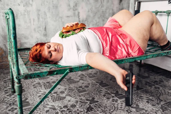 Paslı Yatakta Yatarken Sandviç Yeme Tarassut Sağlıksız Yaşam Tarzı Obezite — Stok fotoğraf