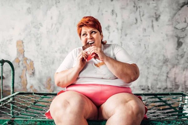 Mulher Com Sobrepeso Sentado Cama Enferrujada Comer Chocolate Preguiça Obesidade — Fotografia de Stock