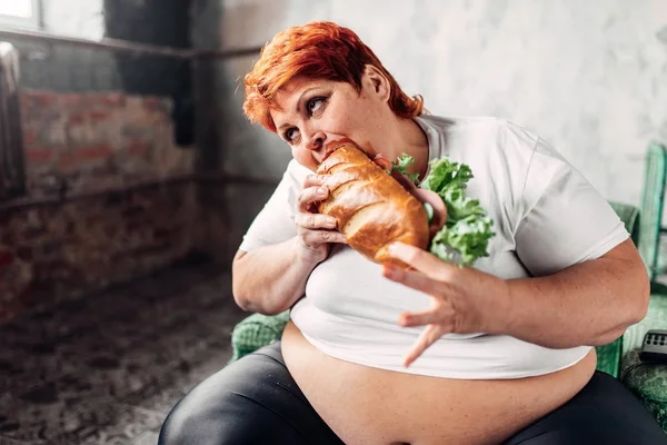 Толстая Женщина Сидит Кресле Ест Сэндвич Нездоровый Образ Жизни Ожирение — стоковое фото