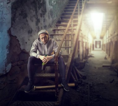 kurban, suç kavramı için bekleyen merdivenlerde oturan alkol ile erkek hırsız