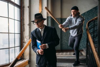 soyguncu girişinde suç kavramı içinde kurban saldıran beysbol sopası ile