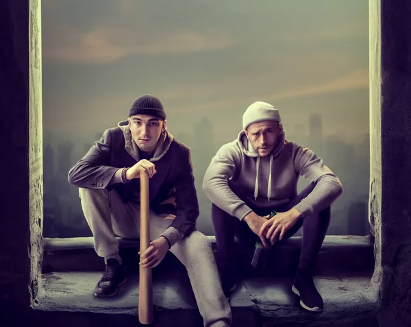 Dva Muži Zloději Sedí Okenním Parapetu Pouliční Lupiči Baseballovou Pálkou — Stock fotografie