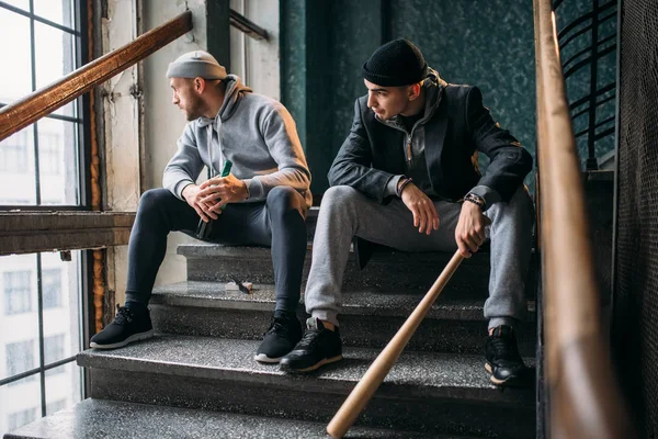Deux Voleurs Assis Dans Les Escaliers Bandits Rue Avec Batte — Photo