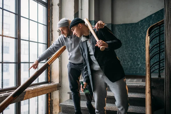 Twee Mannelijke Rovers Trappen Straat Bandieten Met Honkbalknuppel Fles Alcohol — Stockfoto