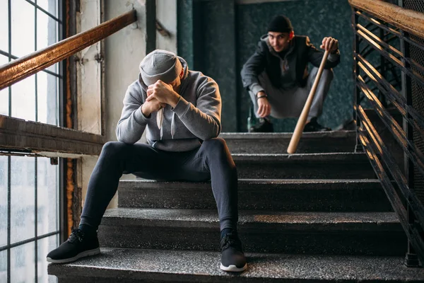 Erkek Soyguncular Merdivenlerde Kurban Suç Kavramı Için Bekleyen Beysbol Sopası — Stok fotoğraf