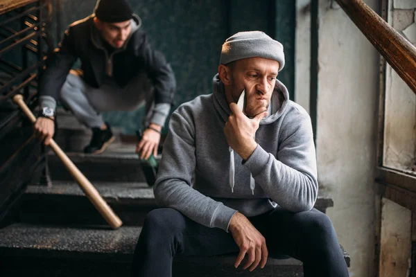 Zwei Männliche Räuber Sitzen Auf Der Treppe Straßenräuber Mit Baseballschläger — Stockfoto