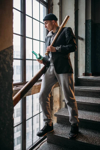 Mužské Zloděje Lahví Alkoholu Baseball Bat Čekání Oběť Zločinu Koncepce — Stock fotografie