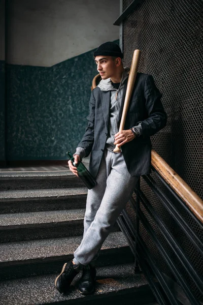 Masculino Theif Com Garrafa Álcool Beisebol Morcego Esperando Vítima Crime — Fotografia de Stock