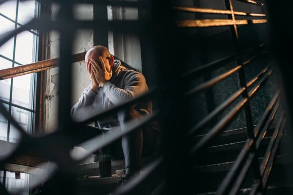 Kurban Suç Kavramı Için Bekleyen Merdivenlerde Oturan Alkol Ile Erkek — Stok fotoğraf