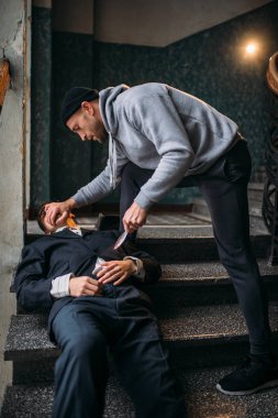 soyguncu öldürülmesi kurban soygun saldırı kavramı giriş merdivenlerde bıçakla