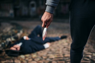 soyguncu bıçakladı kurban yaptı ve bıçak ile ölmek için kanlı cinayet silahı elinde, suç kavramı
