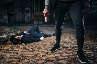 soyguncu bıçakladı kurban yaptı ve bıçak ile ölmek için kanlı cinayet silahı elinde, suç kavramı