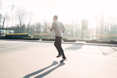 Runner park, hız çalıştıran, sağlıklı bir yaşam tarzı. Sabah fitness egzersiz, atlet