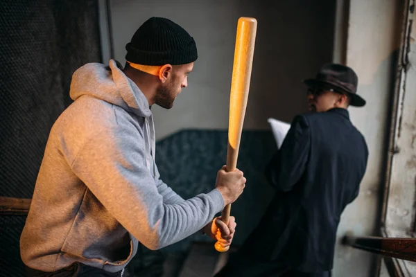 Ladrón Con Bate Béisbol Atacando Víctima Entrada Concepto Crimen —  Fotos de Stock