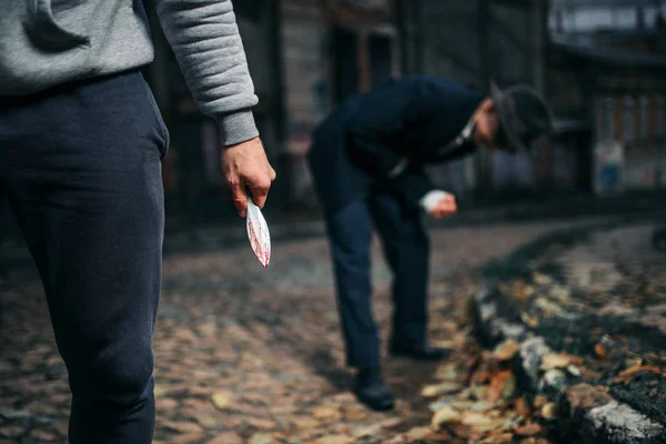 Bodl Oběť Lupič Nožem Vlevo Zemřít Zkrvavené Vražednou Zbraní Ruce — Stock fotografie