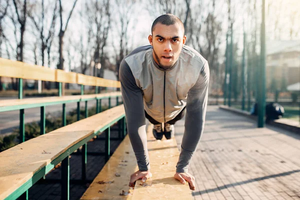 Deportista Masculino Calentándose Antes Correr Parque Otoño Haciendo Ejercicio Tablón — Foto de Stock