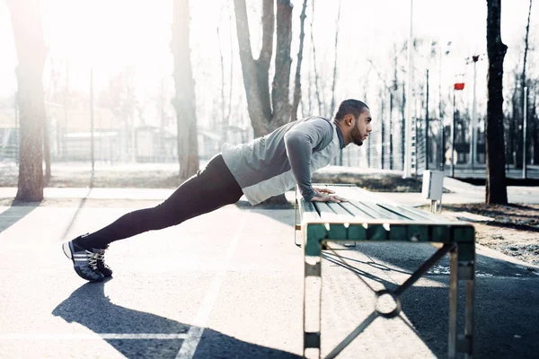 Desportista Masculino Aquecendo Antes Correr Parque Outono Fazendo Exercício Prancha — Fotografia de Stock