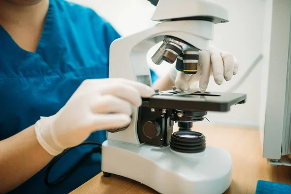 Mujer Especialista Uniforme Mirando Través Microscopio Las Muestras Pruebas Animales —  Fotos de Stock