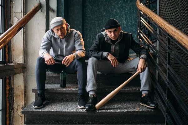 Merdivenlerde Oturan Iki Erkek Soyguncular Beyzbol Sopası Kurban Için Suç — Stok fotoğraf