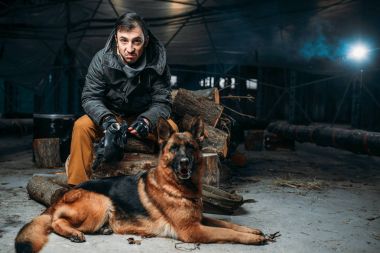 STALKER gaz maskesi el ve köpek, dünyada kıyamet sonrası arkadaşlar içinde. Kıyameti yaşam kalıntıları, kıyamet kavramı üzerinde