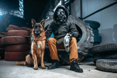 STALKER gaz maskesi ve köpek, dünyada kıyamet sonrası arkadaşlar içinde. Kıyameti yaşam kalıntıları, kıyamet kavramı üzerinde