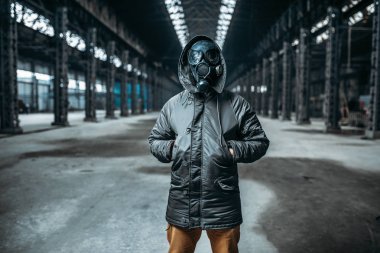 STALKER kavramı, gaz maskesi, radyasyon tehlikesi içinde erkek kişi. Sonrası kıyamet yaşam tarzı, kıyamet