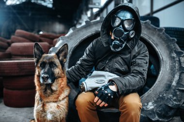 STALKER gaz maskesi ve köpek, dünyada kıyamet sonrası arkadaşlar içinde. Kıyameti yaşam kalıntıları, kıyamet kavramı üzerinde