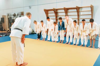 savaş sanatı eğitmen ile spor salonunda pratik kimono erkek