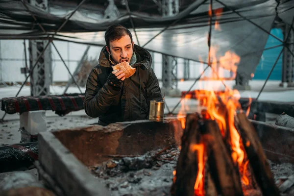 Man Eating Fireplace Post Apocalyptic Lifestyle Doomsday Concept — Stock Photo, Image