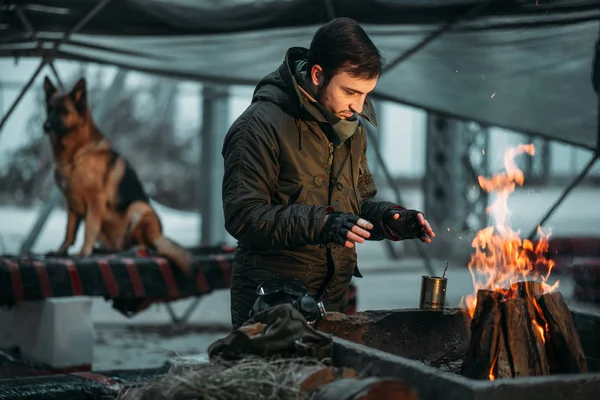 Stalker Oteplování Ruce Blízko Ohně Post Apokalyptickém Stylu Plynovou Masku — Stock fotografie