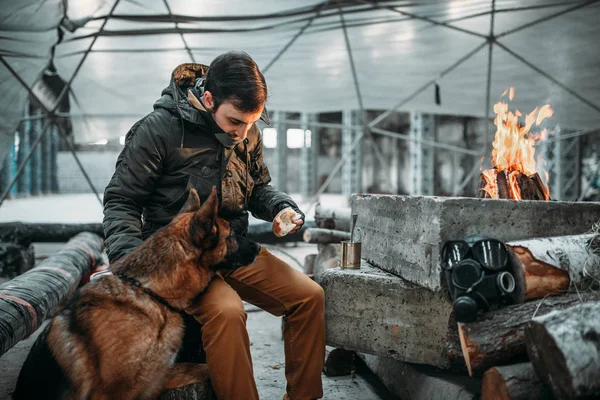 Stalker Krmení Psa Koncepce Apokalypsy Post Apokalyptické Životní Styl Troskách — Stock fotografie