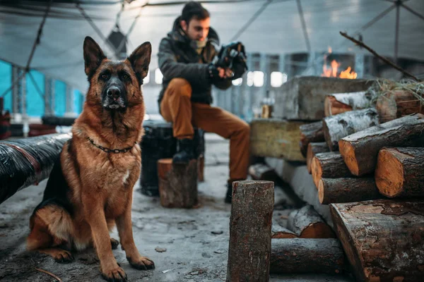 Stalker Buurt Van Vuur Hond Voorgrond Post Apocalyptische Levensstijl Doomsday — Stockfoto