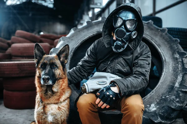 Stalker Gasmasker Hond Vrienden Post Apocalyptische Wereld Apocalyps Levensstijl Ruïnes — Stockfoto