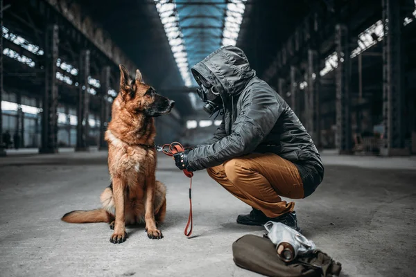 Stalker Maskę Przeciwgazową Pies Przyjaciół Post Apokaliptycznym Świecie Styl Życia — Zdjęcie stockowe