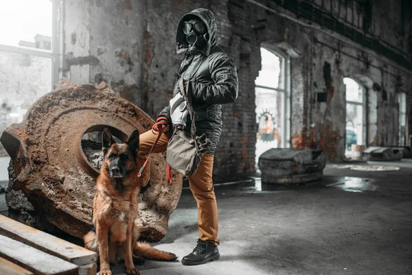 Stalker Gasmask Och Hund Vänner Post Apokalyptisk Världen Efter Apocalypse — Stockfoto